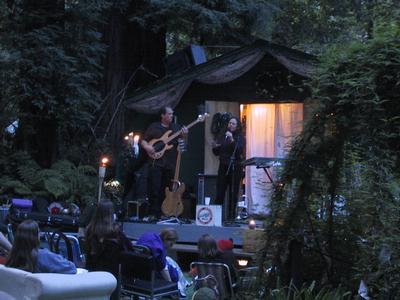 Pipa Pinon and her band onstage